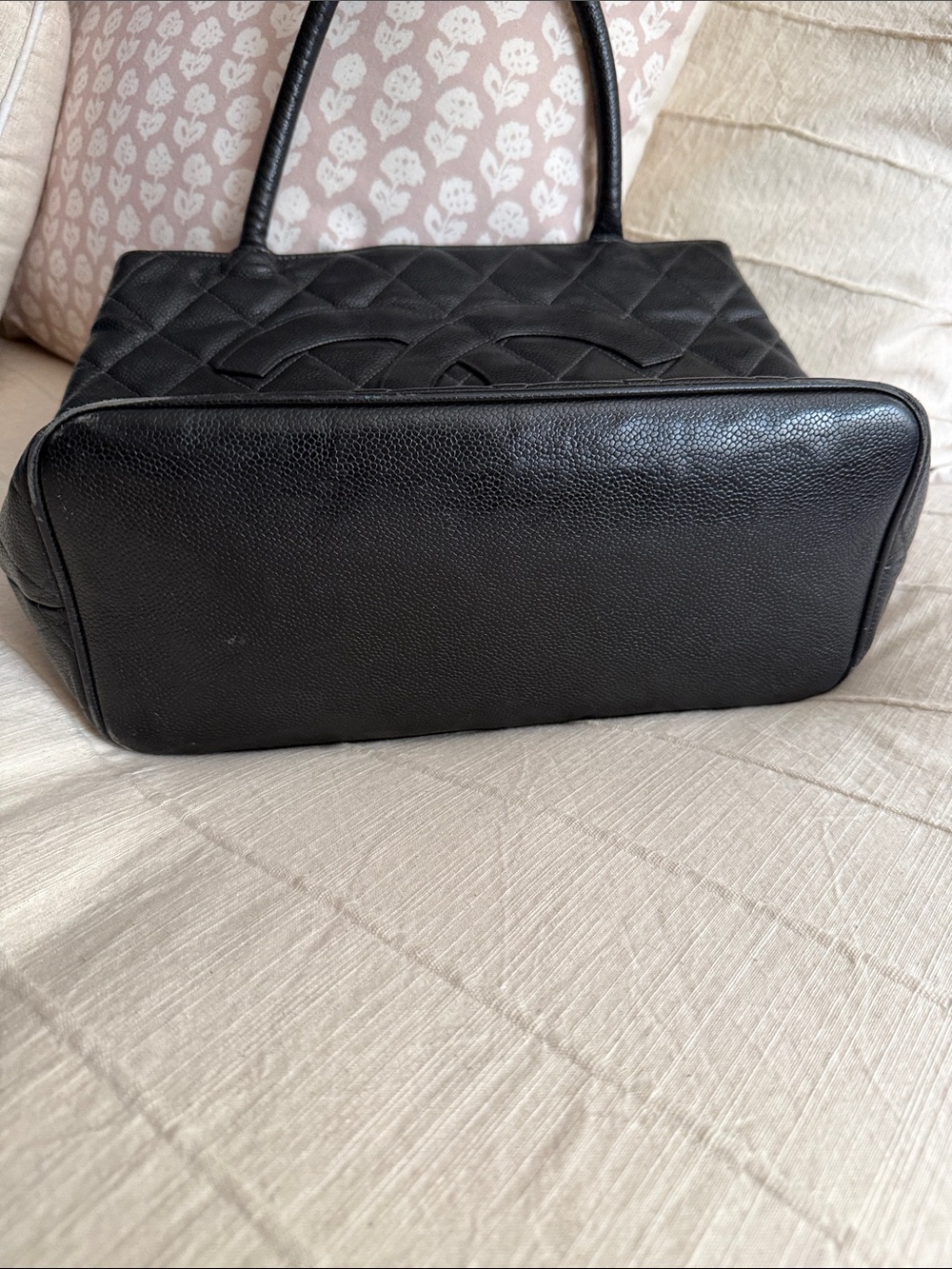 CHANEL Black Quilted Leather Tote with Signature CC Emblem - Picture 3 of 17